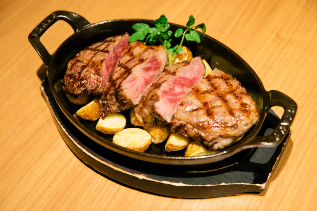 絶景ポイント④ジュージュー、肉汁の音がたまらない!
