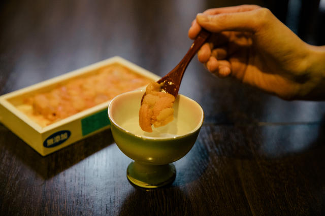 絶景ポイント①毎朝函館から直送された新鮮な生うにの甘みを、塩水で食すべし!